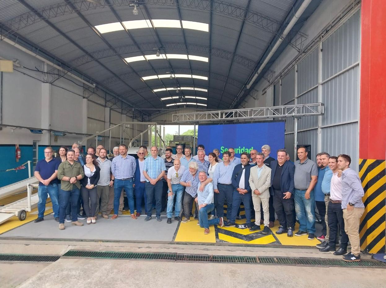 Presentación de un nuevo taller de revisión técnica móvil en Paraná